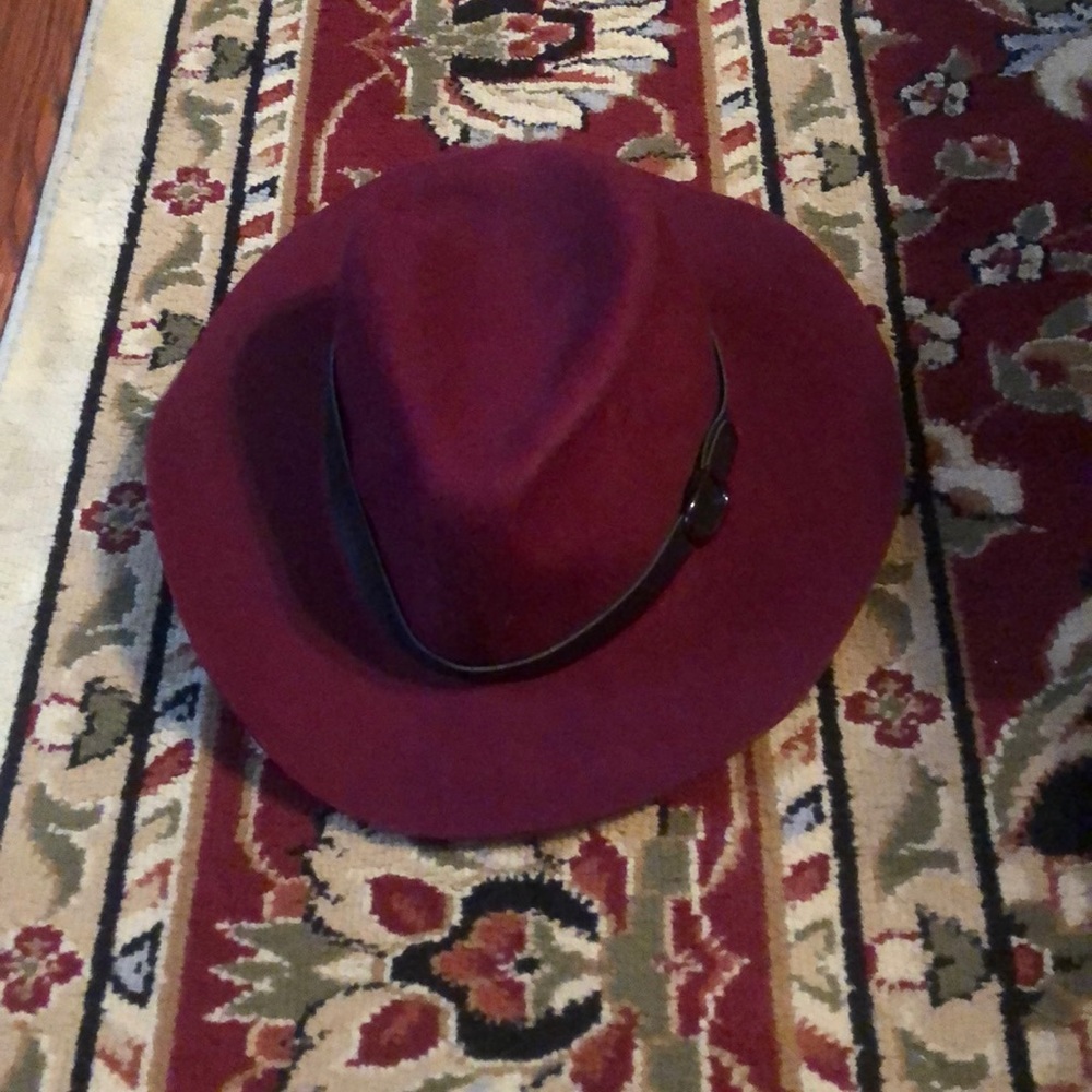Women’s fashion hat red with black belt